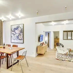 & Stylish Renovated Parisian / 6-8 Guests Appartement Parijs