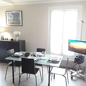 With Car Park - Charonne Neighborhood Appartement Parijs